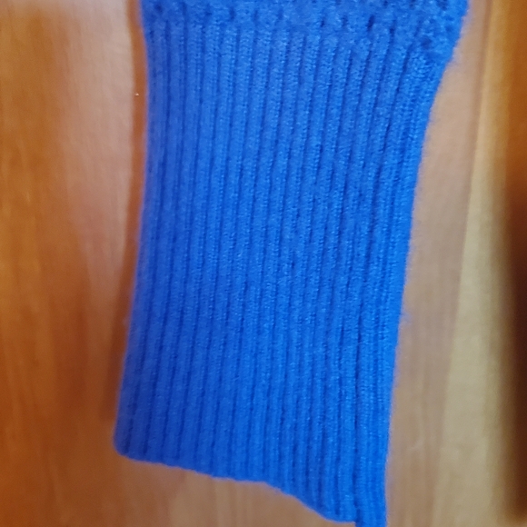 Bloomingdale's Cashmere Crewneck women's M - Picture 4 of 5